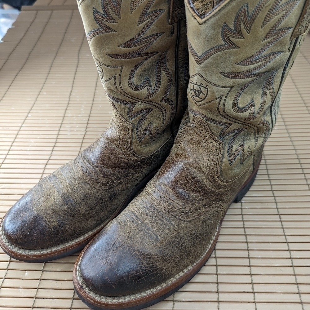 Ariat men's brown leather crepe sole Round toe Western Boots sz 8.5D. 158pmAri